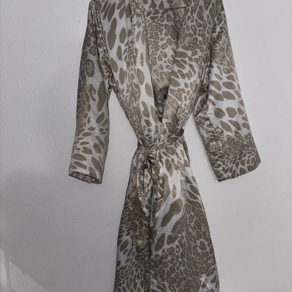 NATORI Luxe Leopard Robe Women Size Small Long Sleeve Pockets $180 - Picture 3 of 5